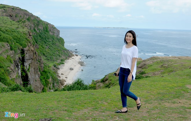 Hoa hậu Đỗ Mỹ Linh cảm thấy thích thú khi đi bộ trên đỉnh Thới Lới.
