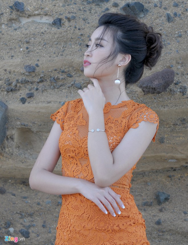 Hoa hậu Đỗ Mỹ Linh tạo dáng bên vách đá trầm tích núi lửa hàng triệu năm ở thắng cảnh hang Cau.
