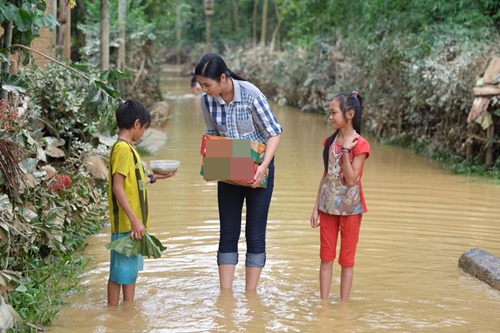 Ngọc Hân đi từ thiện trao quà cho bà con tại Hà Tĩnh khi nước lũ chưa rút hết.