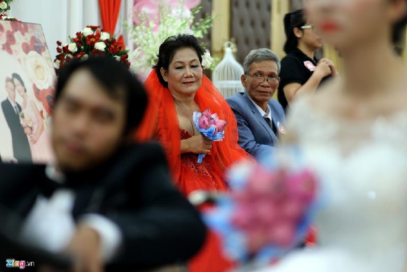 Bà Lý Lệ Hoa (54 tuổi, ngụ quận Tân Phú) gắn bó 25 năm với ông Phạm Văn Quan (58 tuổi, bị khuyết tật chân), cũng được tổ chức lễ cưới lần này.