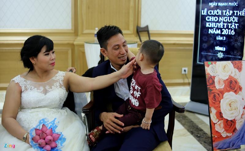 Nhiều cặp đã ở bên nhau nhiều năm, dịp này mang con tới dự lễ cưới của mình, trong đó có vợ chồng anh chị Trần Văn Quân - Nguyễn Thị Hiền cùng con trai kháu khỉnh 18 tháng tuổi.