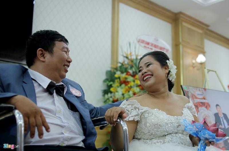 Chị Nguyễn Thị Linh Phượng (34 tuổi, huyện Hóc Môn, TP.HCM) cười tươi bên chồng Huỳnh Minh Phụng (35 tuổi). Cả hai quen nhau đã hai năm do bạn bè mai mối. Sau lễ cưới tập thể, họ sẽ chính thức về chung một nhà.