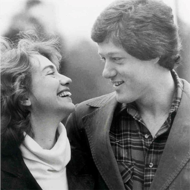 Sau khi tốt nghiệp, bà Hillary chuyển đến làm việc ở Washington, còn ông Bill quay về quê nhà Arkansas. Cựu ngoại trưởng Mỹ chia sẻ từng hai lần từ chối lời cầu hôn của chồng mình vì chưa sẵn sàng và lo lắng cho tương lai. Ảnh: 