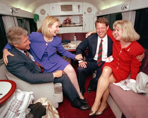 Bà Hillary ngồi bên chồng và trò chuyện cùng ông bà Al Gore, khi đó là ứng viên phó tổng thống, trong môt chiến dịch tranh cử ở North Carolina vào tháng 10/1992. Ảnh: 