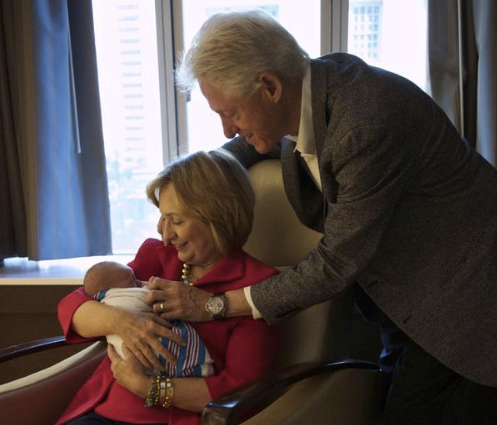 Khoảnh khắc ý nghĩa nhất chính là khi cô cháu gái Charlotte chào đời ngày 27/9/2014. Gia đình Clinton đã chia sẻ niềm vui với mọi người, nói rằng họ 