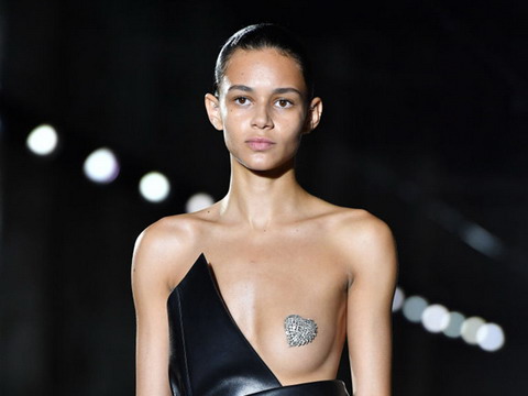 Những bộ ngực trần táo bạo tại Paris Fashion Week
