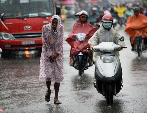 Dân Sài Gòn vất vả trong cơn mưa đầu tuần