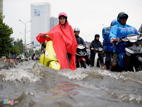 'Rốn ngập' Nguyễn Hữu Cảnh lại ngập nặng sau cơn mưa chiều