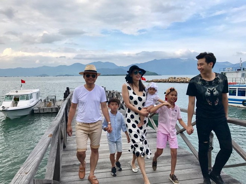 Vợ chồng Hà Kiều Anh đưa 4 con đi nghỉ dưỡng