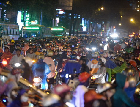 Đường phố Sài Gòn lại 'kẹt cứng' sau mưa