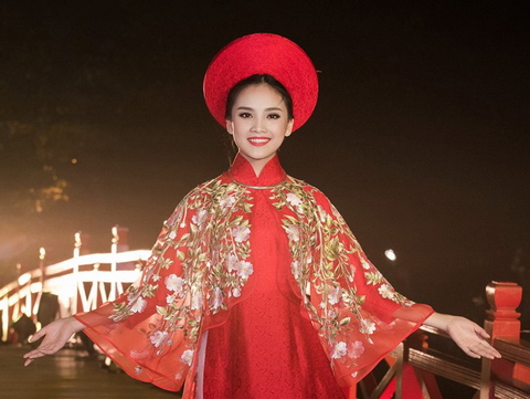 Người đẹp HHVN 2016 trình diễn áo dài trên cầu Thê Húc