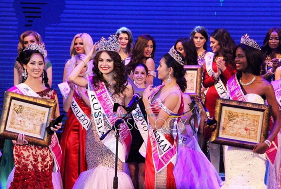 Cô đã được trao vương miện bởi Hoa hậu tiền nhiệm năm ngoái - Gisela Barraza (Mexico). 