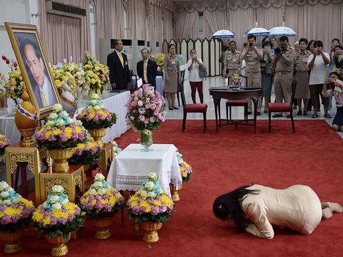 Các thủ tướng Thái và lòng tôn kính Quốc vương Bhumibol
