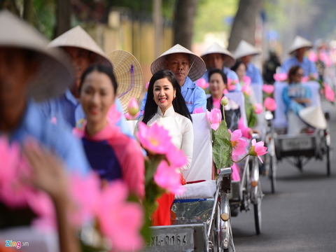 Gần 200 nghệ sĩ, người đẹp đạp xe diễu hành Áo dài ở Hà Nội