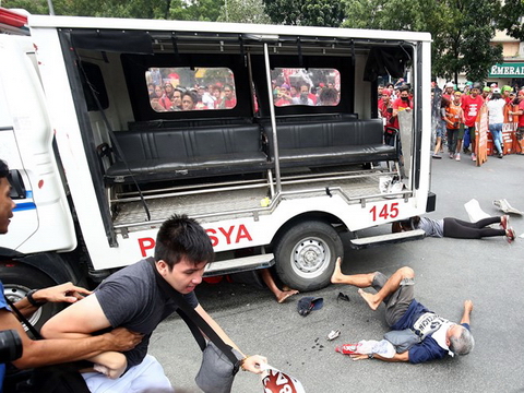 Xe cảnh sát đâm người biểu tình Philippines vào top ảnh tuần