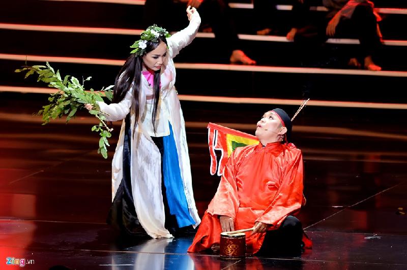 Màn diễn thầy phù thủy cùng nghệ sĩ chèo Thu Huyền (vai Súy Vân), Xuân Hinh hát một đoạn trong 