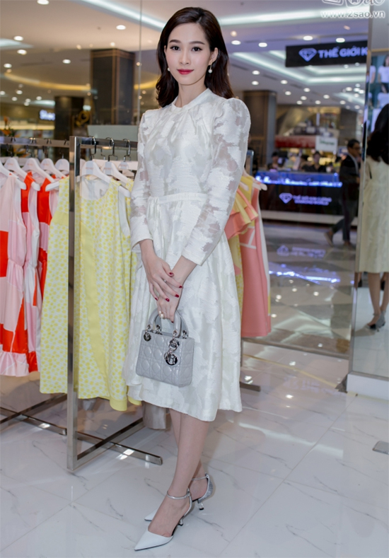 Hoa hậu Thu Thảo đẹp nền nã với bộ đồ trắng kết hợp túi Dior giá hơn 60 triệu đồng.
