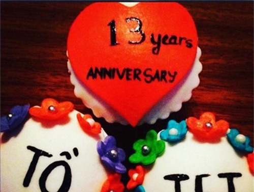 Chiếc bánh kỷ niệm 13 năm yêu nhau giữa vợ chồng Phan Anh vào năm 2013, có ghi tên biệt danh của 2 người