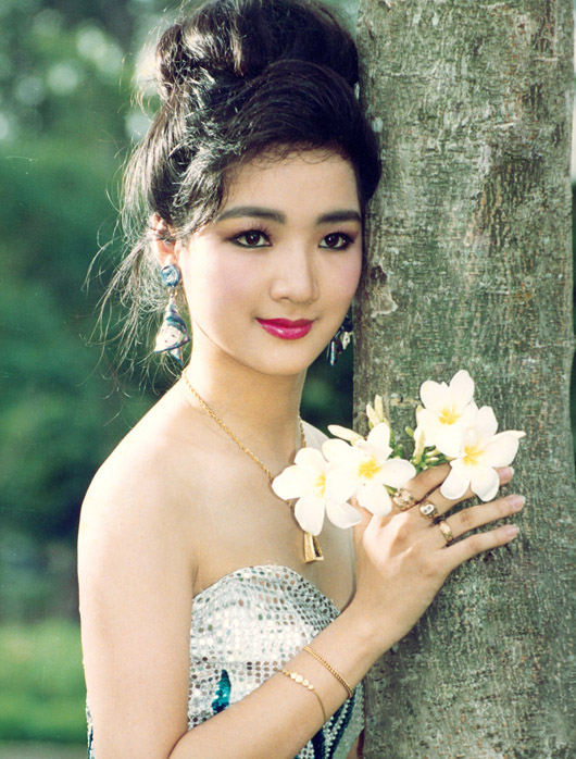Sau thời điểm đăng quang, cô bước chân vào showbiz với vai trò ca sĩ, diễn viên, người mẫu ảnh và nhanh chóng trở thành gương mặt ăn khách nhất nhì làng giải trí Việt.