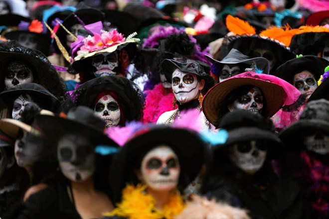 500 phụ nữ Mexico đã hóa trang giống Catrina, nhân vật trong bộ phim 'La Calavera Catrina', hay còn biết đến với tên là 'Bộ xương tao nhã' tại Lễ hội của người chết để lập kỷ lục Guiness. (Nguồn: NatGeo)