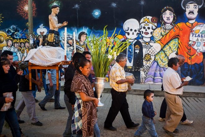 Những người tham gia lễ hội đi bộ dọc con đường với nhiều hình vẽ tưởng nhớ người chết. (Nguồn: NatGeo)