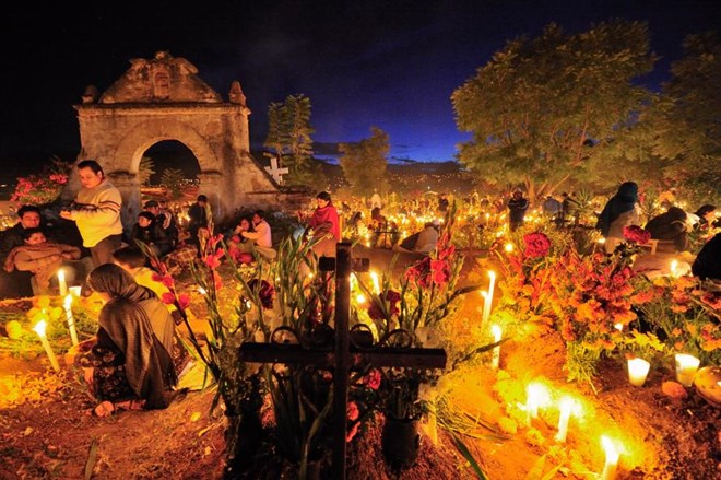 Nghĩa trang ở Oaxaca tràn ngập hoa và nến lung linh trong một buổi tối cầu nguyện. (Nguồn: NatGeo)