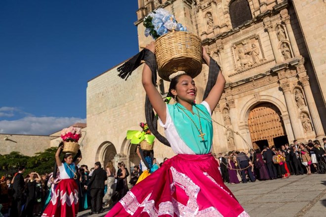 Vũ công trong trang phục truyền thống biểu diễn phía trước nhà thờ Santo Domingo ở Oaxaca, Mexico.(Nguồn: NatGeo)