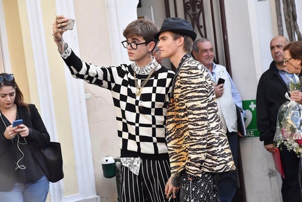 Gabriel Kane Day-Lewis và Presley Gerber chụp ảnh selfie kỷ niệm lần đầu hợp tác. 
