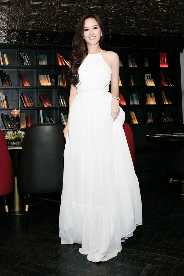 Người đẹp chọn cho mình chiếc váy trắng nền nã của nhà thiết kế Minh Tú, gương mặt trang điểm nhẹ nhàng, tóc buông dài uốn xoăn nhẹ.