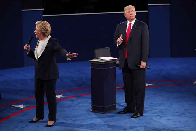 Cuộc tranh luận thứ hai giữa hai ứng viên tổng thống Mỹ Hillary Clinton và Donald Trump. Đây được đánh giá là "cuộc tranh luận xấu xí nhất lịch sử Mỹ" khi bao phủ cuộc tranh luận là những cáo buộc đời tư. Ảnh: New York Times.