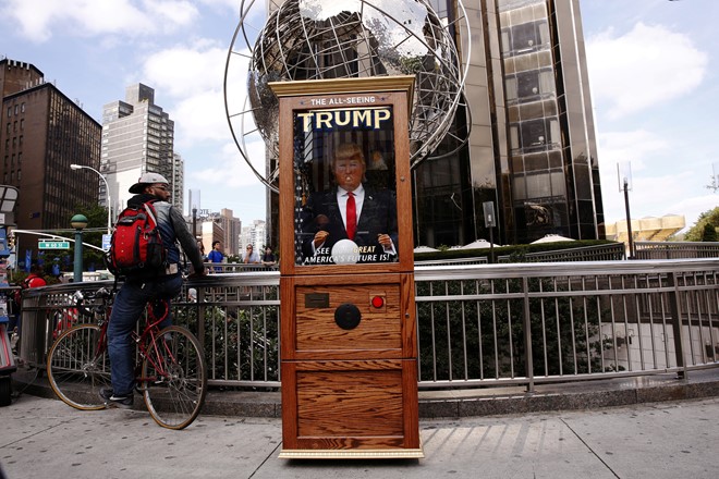Hình ảnh ứng viên tổng thống Mỹ Donald Trump được đem ra trang trí cho một quầy bói toán ở New York. Ảnh: Reuters.