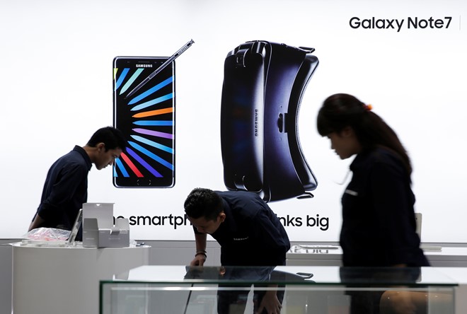 Nhân viên trong một cửa hàng trưng bày Samsung Galaxy Note 7 ở Jakarta, Indonesia. Samsung hôm 11/10 quyết định thu hồi và ngừng bán Note 7 trên toàn cầu. Ảnh: Reuters.