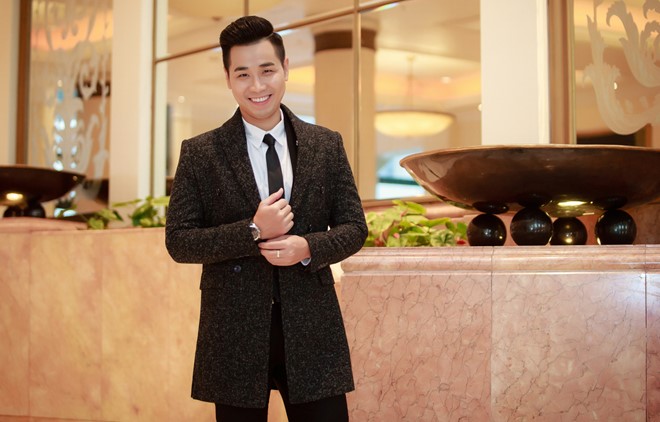 Mới đây, Nguyên Khang có chuyến công tác ra Hà Nội để làm MC và đại diện hình ảnh cho một thương hiệu thời trang của Nhật. Anh xuất hiện lịch lãm trong bộ suit, kết hợp với áo măng tô.