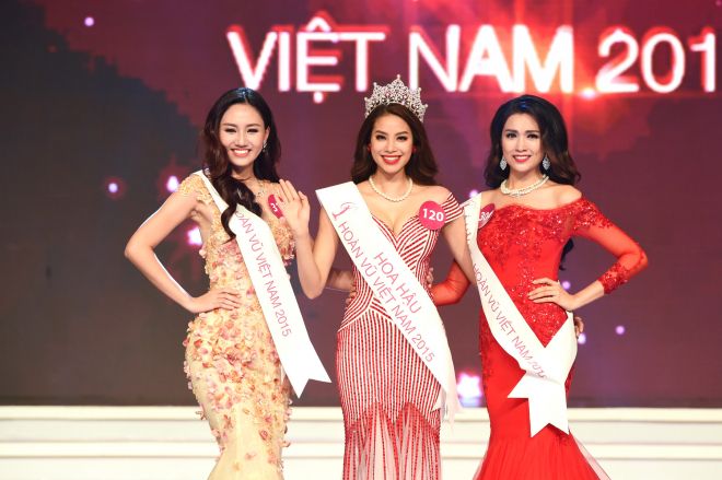 Phạm Hương dành được ngôi vị Hoa hậu Hoàn vũ Việt Nam 2015. Á hậu 1 Ngô Trà My và á hậu 2 Đặng Thị Lệ Hằng.