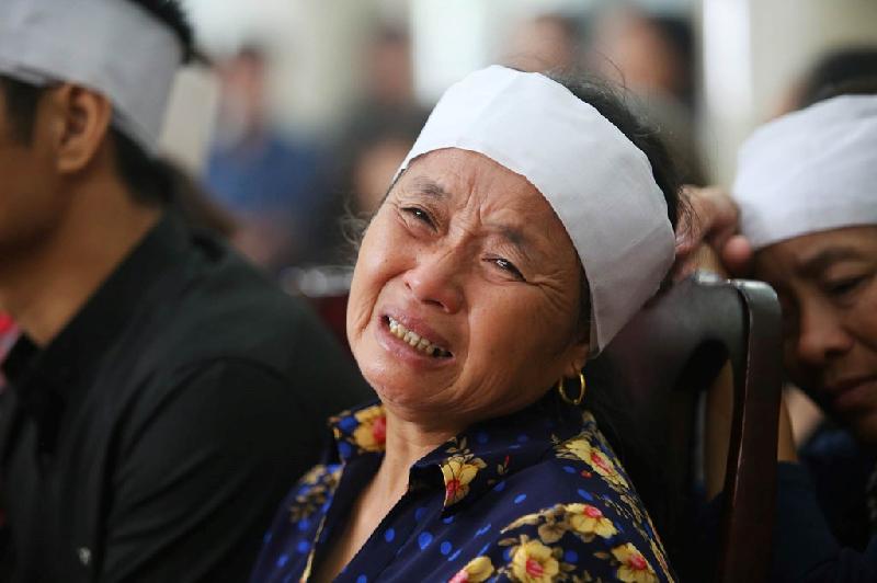 Bà Gái, bác của liệt sĩ Dương Lê Minh, ràn rụa nước mắt trong ngày tiễn người cháu yêu quý về với đất.