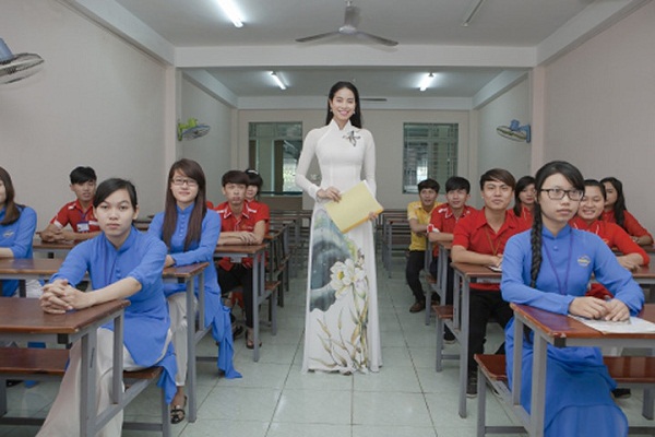Nếu không đoạt giải Hoa hậu Hoàn vũ, Phạm Hương sẽ sống với nghề chính là giảng viên của trường Cao đẳng Nghệ thuật và Du lịch Sài gòn. Bên cạnh đó, nghề phụ sẽ là một cô người mẫu chưa mấy tên tuổi. 