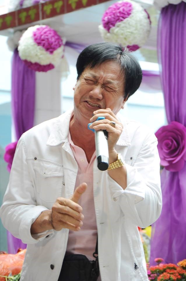 Nghệ sĩ Mai Huỳnh say sưa hát tặng người em bạc mệnh.