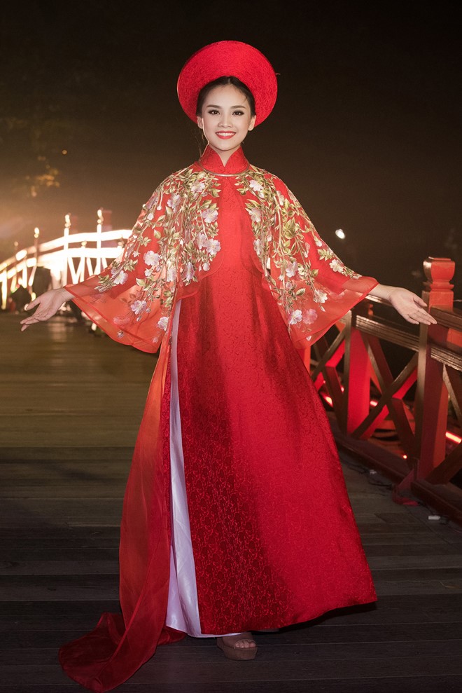 Người đẹp Tố Như, top 10 Hoa hậu Việt Nam 2016, được NTK Lan Hương ưu ái chọn làm vedette cho cả ba bộ sưu tập. 