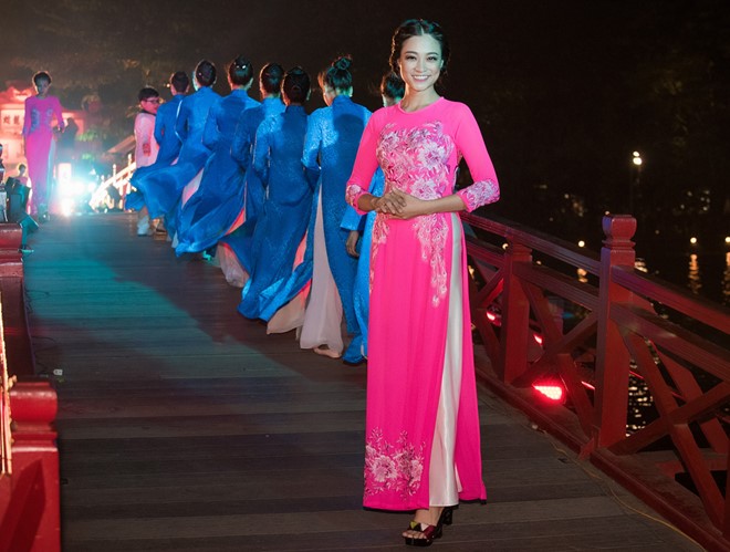Các người mẫu trình diễn ngay trên cầu Thê Húc (Hồ Hoàn Kiếm). 
