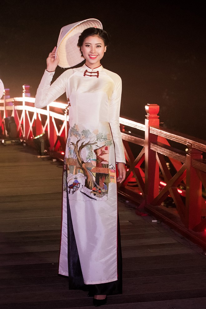 Người đẹp Đào Thị Hà, top 5 Hoa hậu Việt Nam 2016, nền nã trong trang phục truyền thống. 