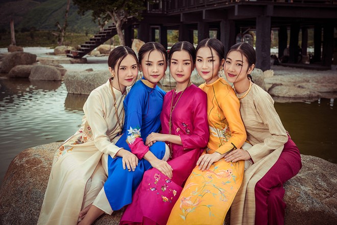 Đây là lần đầu tiên năm cô gái của Hoa hậu Việt Nam 2016 có cơ hội chụp ảnh cùng nhau tại một không gian thơ mộng, không khí trong lành. Từ trái qua phải lần lượt là Hương Ly, Tố Như, Ngọc Trân, Lan Hương và Kiều Vỹ. 