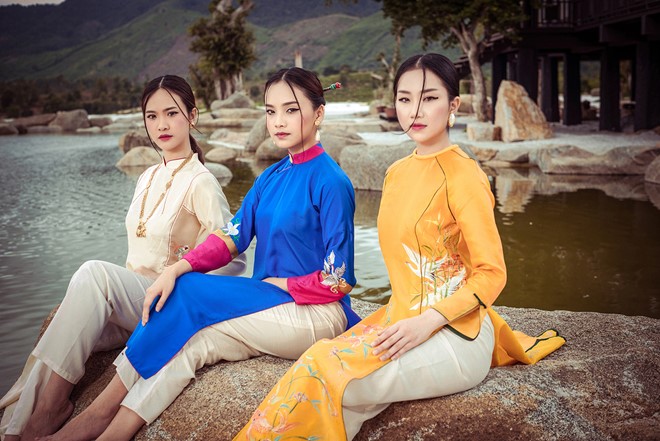 Các người đẹp diện áo dài của NTK Trịnh Hoàng Diệu - em gái cố nhạc sĩ Trịnh Công Sơn. Đích thân nhà thiết kế đi cùng để chăm chút cho 5 người mẫu ảnh. 