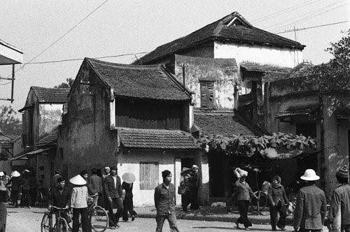Nhiếp ảnh gia Hữu Bảo vừa cho ra mắt cuốn sách ảnh "Hà Nội dấu yêu" - nơi ông lưu giữ lại những khoảnh khắc về Hà Nội mà có lẽ nó xưa xưa lắm. Trong ảnh là những ngôi nhà với thiết kế đơn sơ, nhỏ xinh trên phố Hàng Giầy.