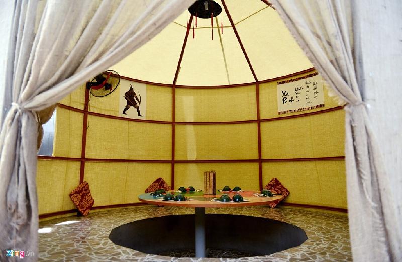 Những lều trại nhỏ thiết kế hình tròn có thể chứa hàng chục khách. Trên bàn vẽ bản đồ các trận đánh của ba nước Ngụy, Thục, Ngô.