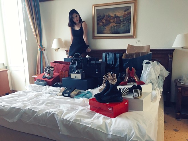 Bộ sưu tập giày, túi... sau một chuyến mua sắm ở nước ngoài của Trà My.