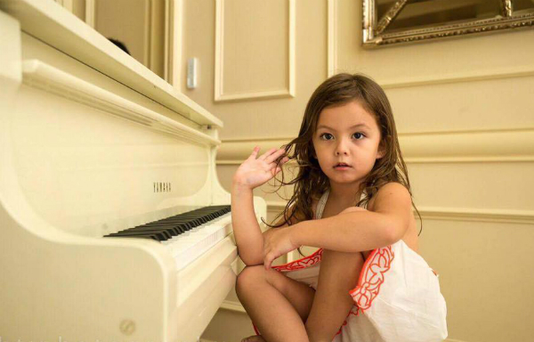 Bé Tép - con gái Hồng Nhung ngồi khoanh chân chơi piano, ca sĩ 