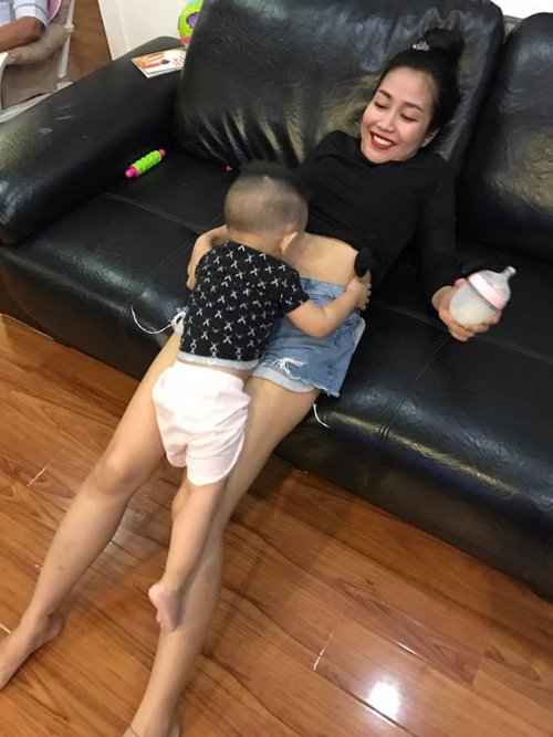 Ốc Thanh Vân thích thú khi được con trai hôn bụng: 