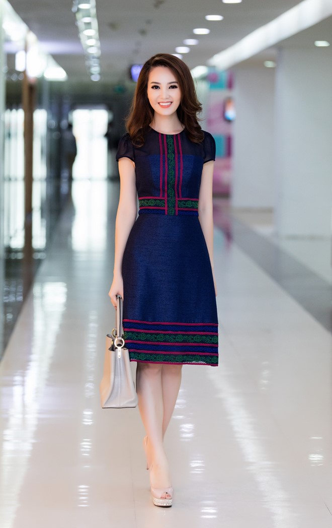 Hầu hết các bộ váy có kiểu dáng đơn giản, màu sắc nhẹ nhàng nhưng tôn nét nữ tính, gợi cảm cho Á hậu Thuỵ Vân.
