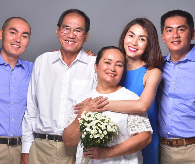 Tăng Thanh Hà chụp ảnh cùng gia đình nhân kỷ niệm 40 năm ngày cưới của ba mẹ.