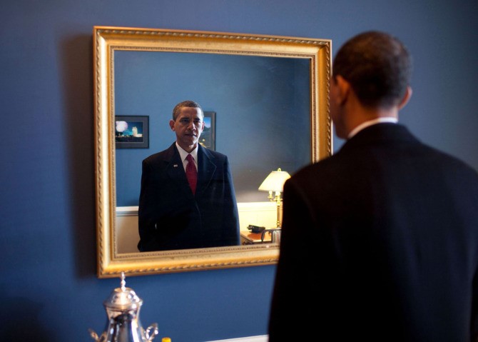 Ngày 20/1/2009 là dấu mốc lịch sử quan trọng khi nước Mỹ chào đón nhà lãnh đạo gốc Phi đầu tiên. Trong một căn phòng ở đồi Capitol, vị tân tổng thống ngắm lại chính mình trong gương trước khi tuyên thệ nhậm chức.